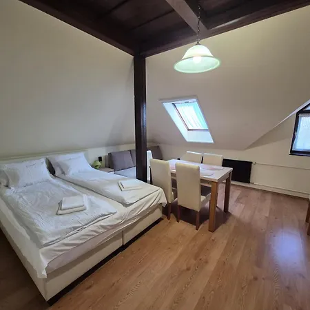 Napfeny Apartmanhaz شقة